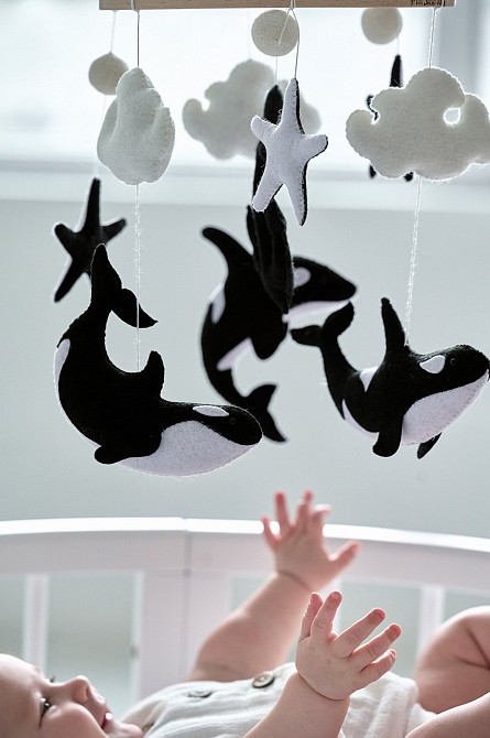 Дитячий чорно-білий мобіль на ліжечко для немовлят WooolyWool «Касатки» Київ - фото 2