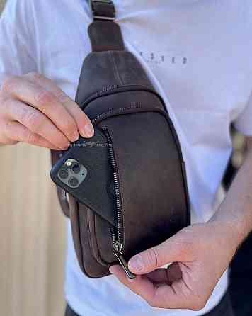 Стильная мужская сумка-слинг нагрудная из натуральной кожи на молнии коричневая Киев