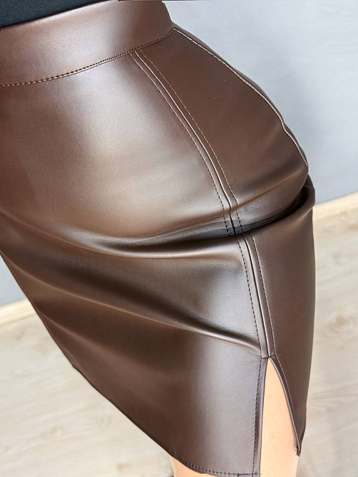 Спідниця жіноча Gritana 956 з екошкіри коротка з розрізами коричнева, коричневий, S Київ - фото 7