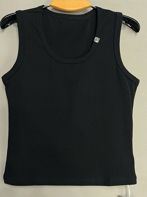 Майка женская A-N 25015 базовая трикотажная на широких бретелях с металлическим значком, черный, one size Киев - изображение 11