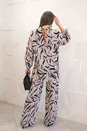 Свободный костюм с вырезом на спине 