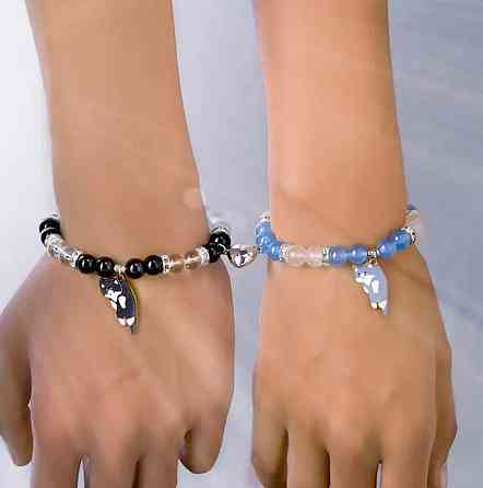 Парные браслеты с подвесками «котики» — черно-белый и голубовато-молочный, эластичные Киев