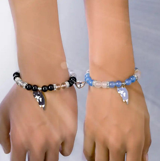 Парные браслеты с подвесками «котики» — черно-белый и голубовато-молочный, эластичные Киев - изображение 1