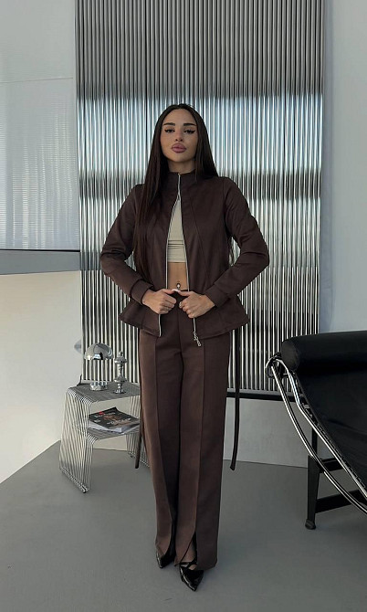 Женский стильный костюм двойка: жакет и штаны с разрезами замш на дайвинге Шоколадный, 46/48 Одесса - изображение 7