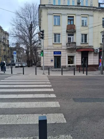 Переправа сечевых стрелков и Старокозацкой. Красная линия с отдельным входом, большие окна по периметру. Хорошее автомобильное и пешеходное движение.  Днепр