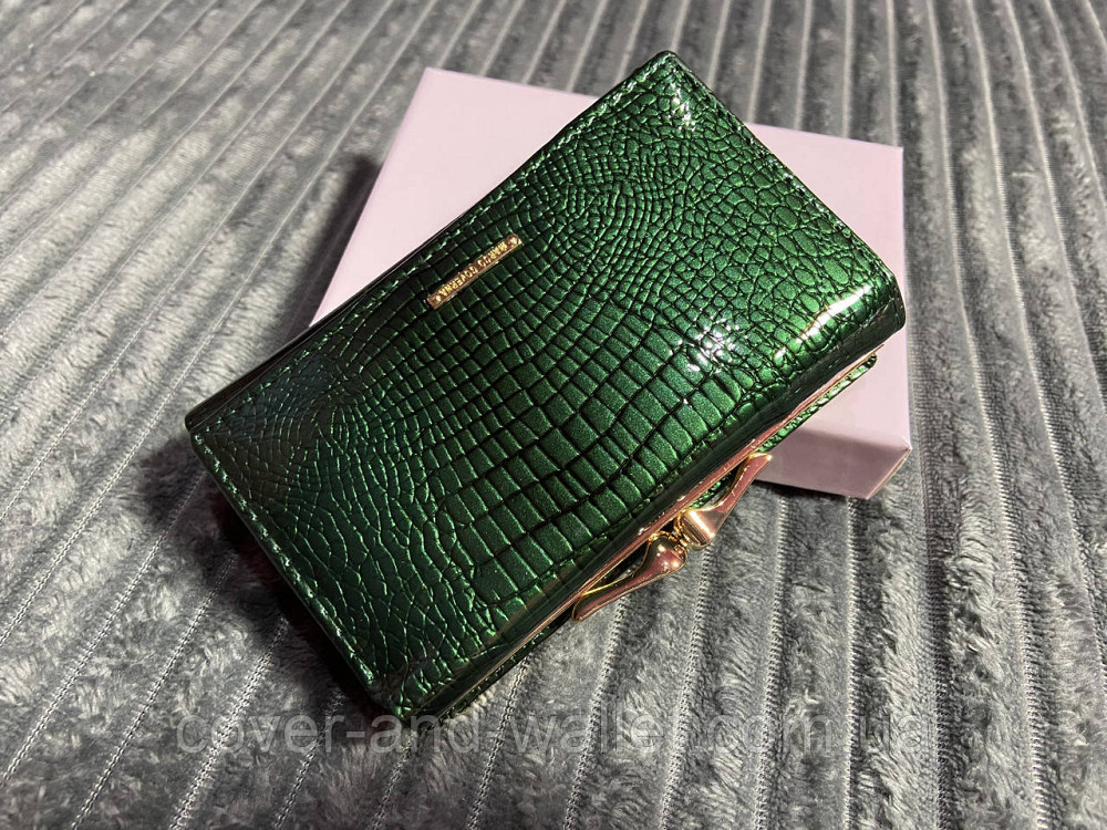 Невеликий лаковий жіночий гаманець на магнітній фіксації зеленого кольору Marco Coverna Київ - фото 4