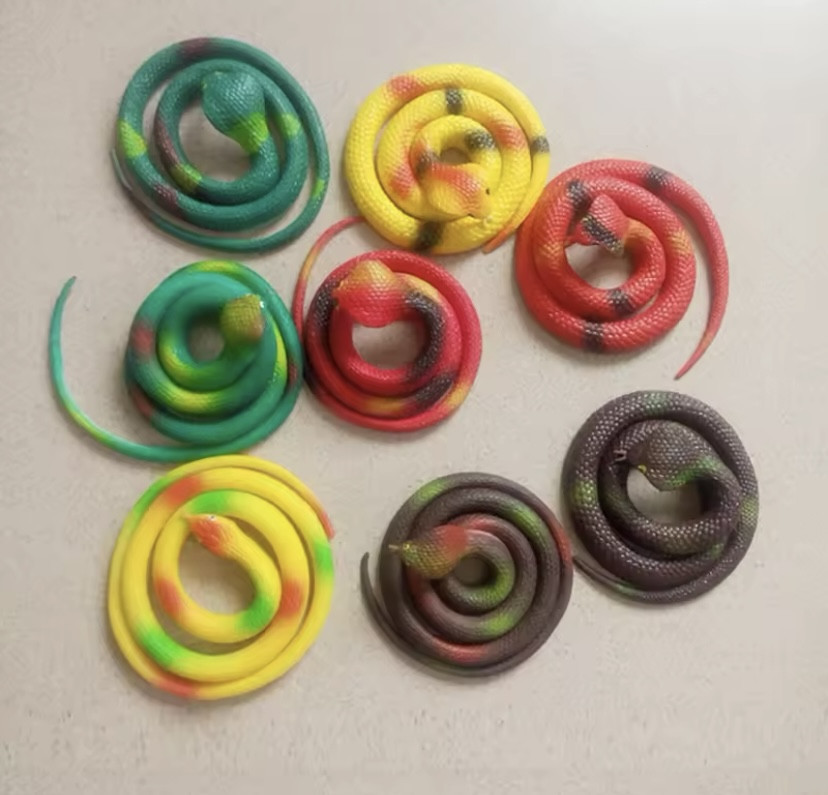 Іграшка змія резинова Декор на Хеллоуїн чудова прикраса хеллоуін розмір 75 см червоний Київ - фото 2