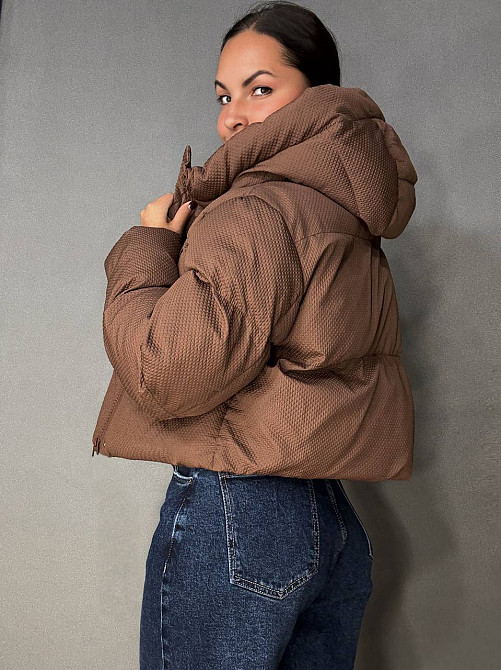 Куртка женская Lady Yep 10039 вафельная пуффер оверсайз с капюшоном коричневая, коричневый, 44 Киев - изображение 7