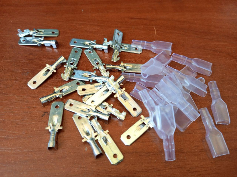 Клема F2 тато, 6.3 мм, провід 0.5-2.5, ізольована, латунь, з силиконовим ковпачком, 100шт Полтава - фото 1