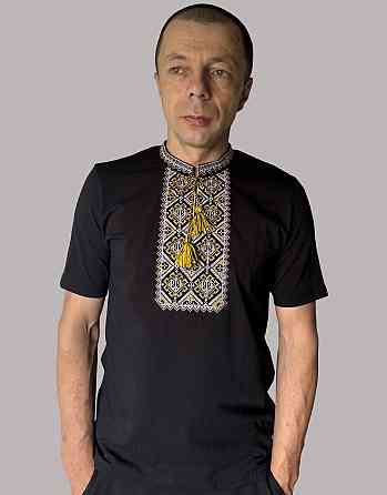 Чоловіча чорна Футболка вишиванка з ніжним орнаментом і з вишитими тризубами Київ