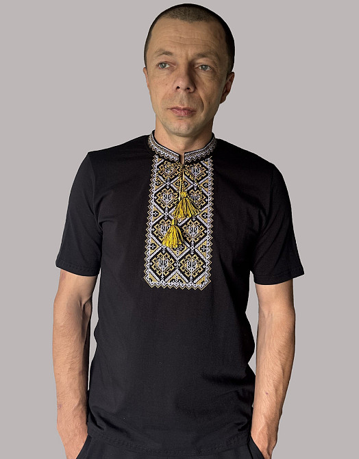 Чоловіча чорна Футболка вишиванка з ніжним орнаментом і з вишитими тризубами Київ - фото 1