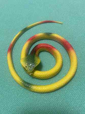 Іграшка змія резинова жовтого кольору, Декор на Хеллоуїн, чудова прикраса хеллоуін, розмір 70 см Київ