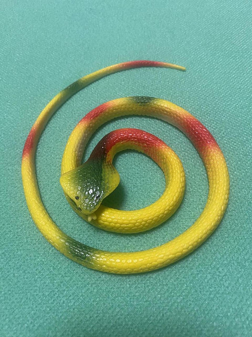 Іграшка змія резинова жовтого кольору, Декор на Хеллоуїн, чудова прикраса хеллоуін, розмір 70 см Київ - фото 1