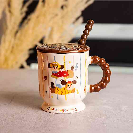 Новорічна порцелянова чашка "Весела Такса" з кришкою та ложкою 400 мл, Святкова кружка чашка для дітей на подарунок FM-17C Коломия