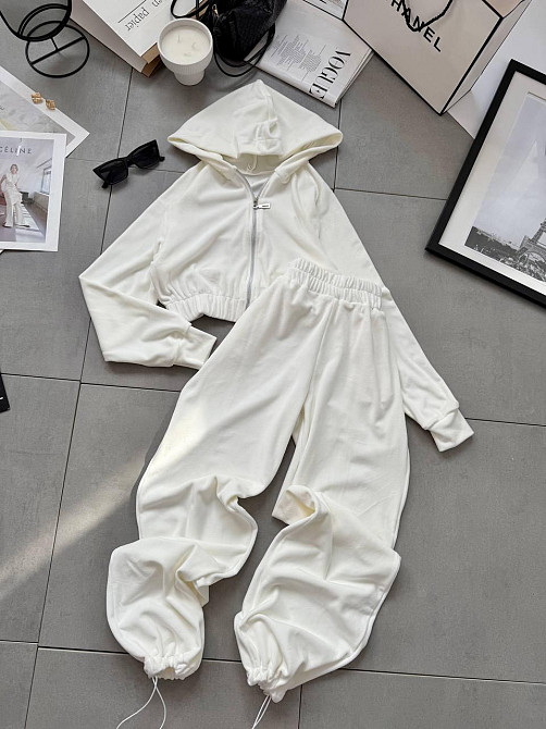 Женский стильный костюм двойка в стиле спорт шик со стразами на ягодицах велюр Молочный, 42/44 Одесса - изображение 9