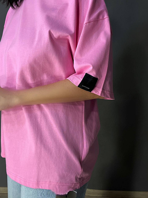 Футболка женская A-N 26075 оверсайз базовая с нашивкой, розовый, one size Киев - изображение 12