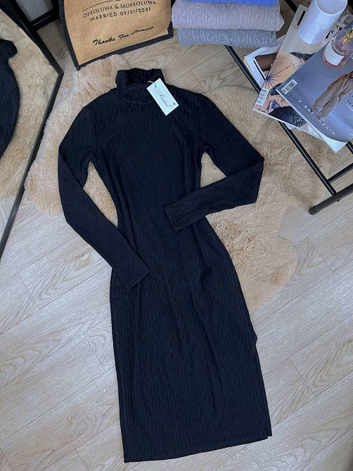 Жіноча витончена стильна сукня з розрізом збоку трикотаж машинна в'язка Чорний, 46/48 Одеса - фото 1