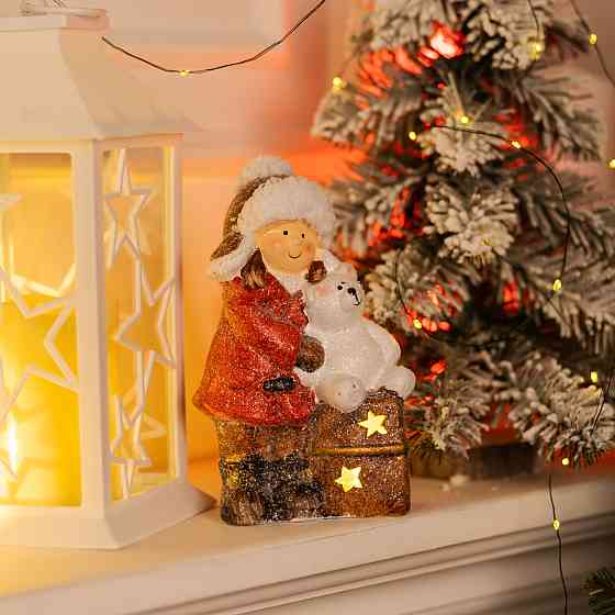Yiwu Новорічна декоративна фігурка з підсвіткою 12×6×20 см Новорічний декор Дівчинка з подарунк Коломия