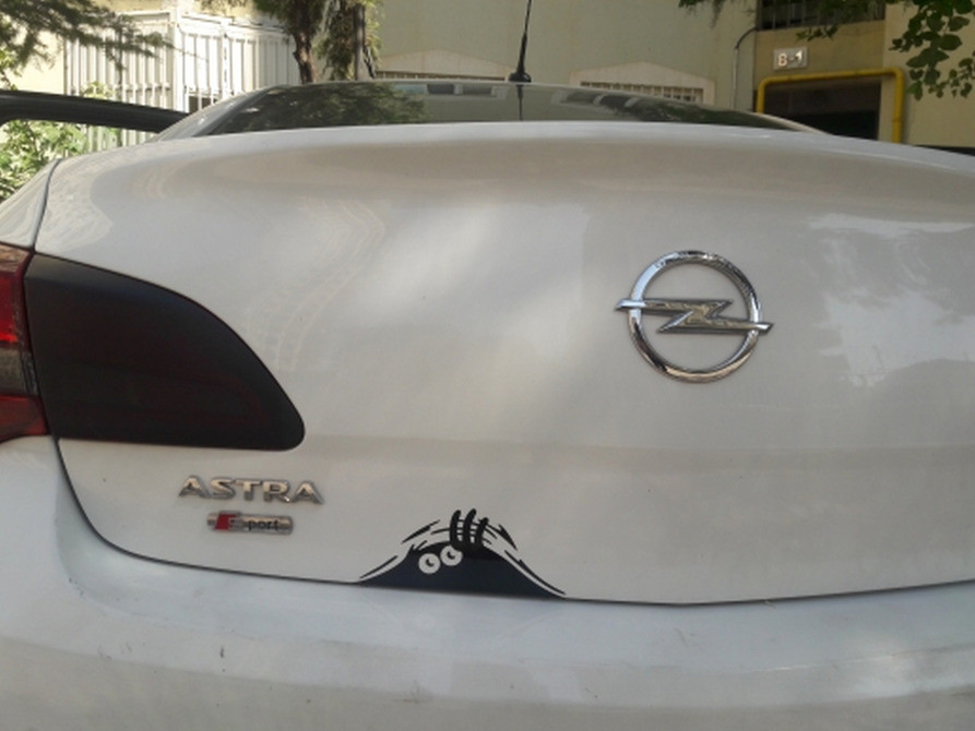 Наклейка на авто или мото Подглядывает Чёрная Киев - изображение 6