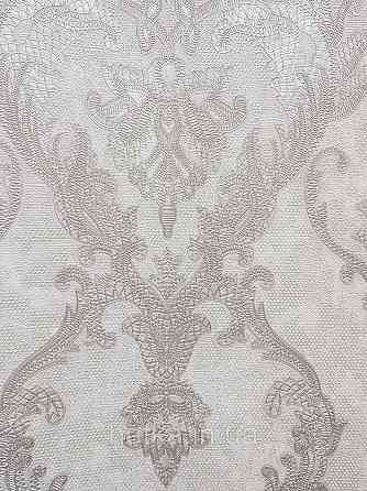 Шпалери вінілові на флізеліні AdaWall Seyyah 1.06х10 вензелю великі структурні сріблясті на сіро-бежевому Київ