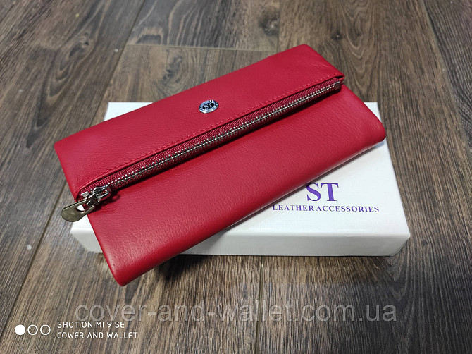 М'який шкіряний жіночий гаманець червоного кольору ST Leather 269 Київ - фото 1
