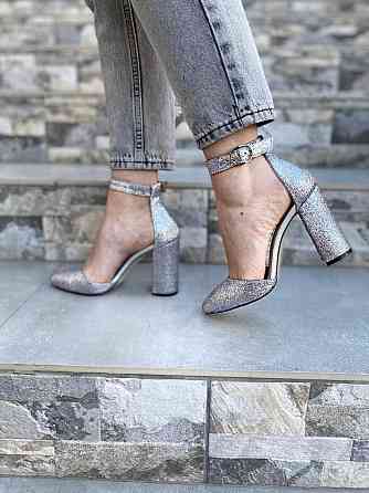 ARLEN Жіночі босоніжки срібні із закритим носком літні з натуральної шкіри на підборах ARLEN Бо Коломия