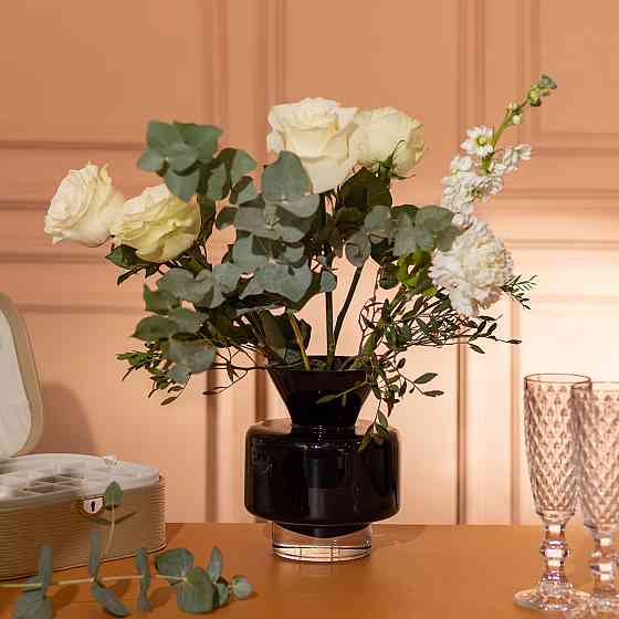 Ваза з кольорового скла для квітів 17.5 см декоративна ваза для декору та інтер'єру 1.5 л Чорна HP-10-32 Коломия