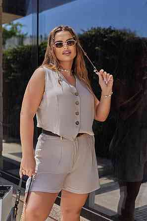 Летний женский костюм жилет с шортами из льна 