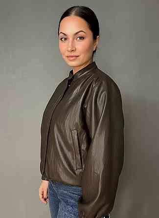 Куртка жіноча Ou Mai 3351 з екошкіри бомбер на блискавці комір-стійка оверсайз коричнева, коричневий, M Київ