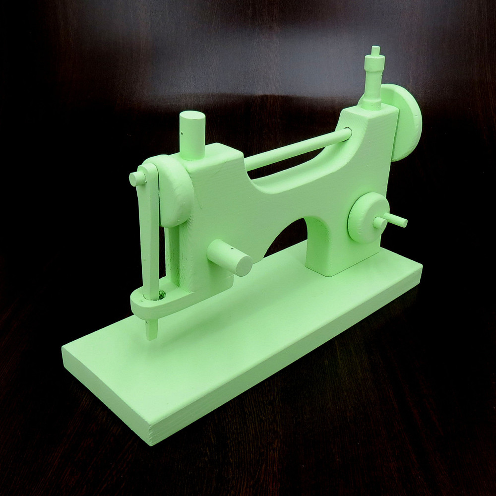 Игрушечная швейная машинка 