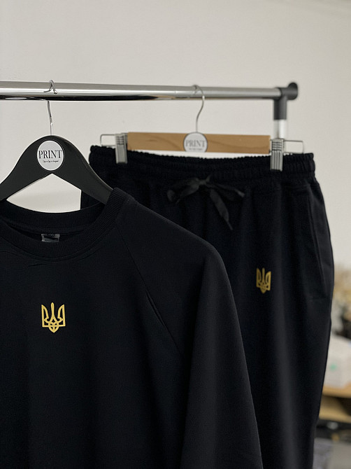 Чорний весняний костюм з тризубом Чернівці - фото 2