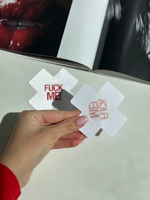 Накладка на груди Стікіні Fuck me пестиси Наклейка прикраса для сосків з написом червона Одеса - фото 2