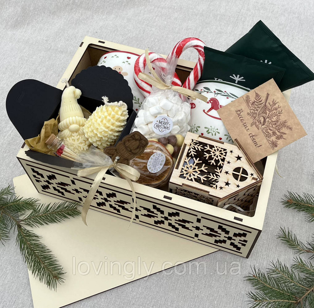Новорічний подарунок для родини або пари у дерев’яній коробці зі свічками та чашками Ірпінь - фото 13
