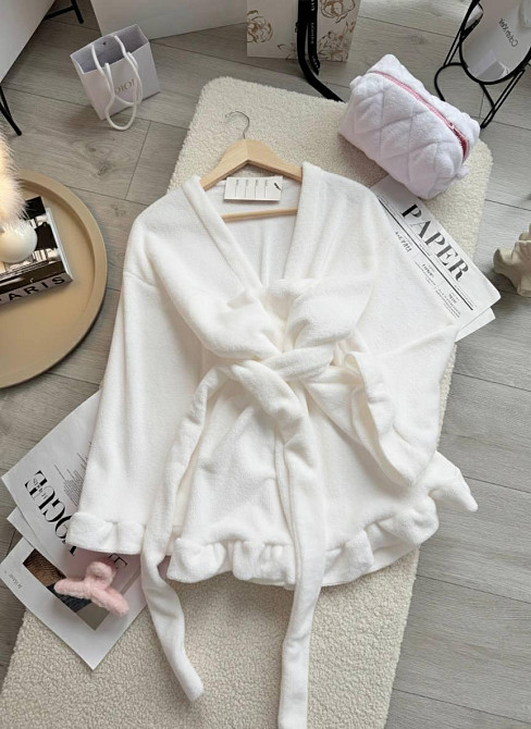 Жіночий теплий короткий халат на запах з рюшами Білий Одеса - фото 7