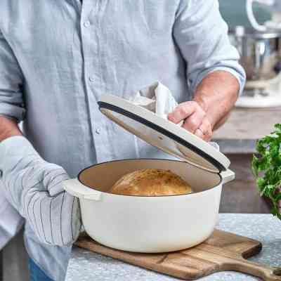 Кастрюля KitchenAid чавунна з кришкою 3,3 л Мигдалевий крем (CC006056-001) Винница