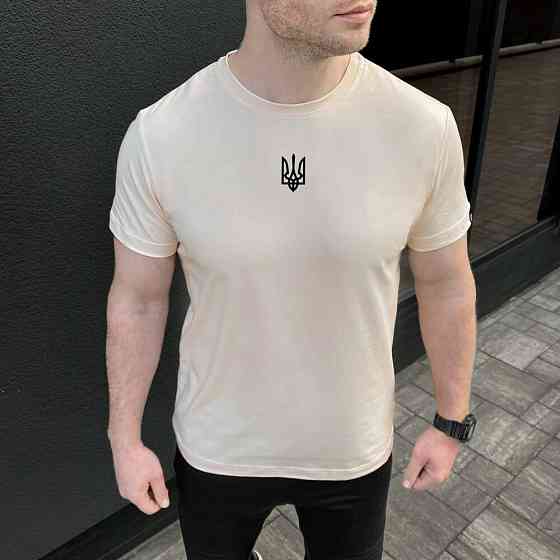 Футболка мужская однотонная молочная Pobedov Peremoga - наклейка Герб 4см чорна Киев