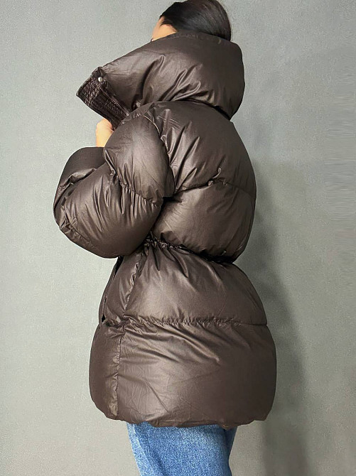 Куртка жіноча Haiziyuan 8055 пуфер глянцева подовжена з утяжкою на талії коричнева, коричневий, XL Київ - фото 13