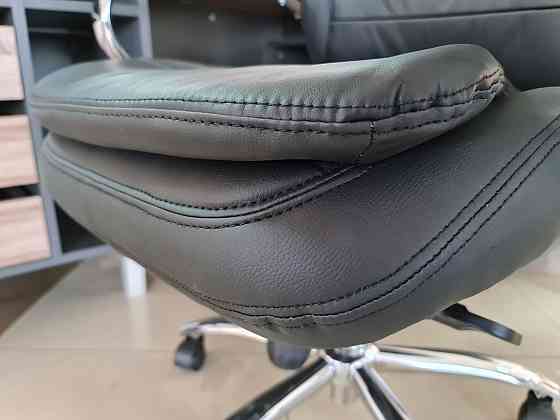 Крісло поворотне Q-154 чорна шкіра / екошкіра Дніпро