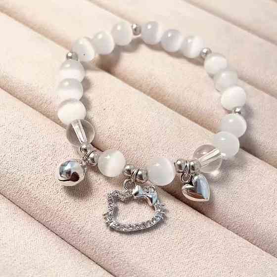 Браслет Hello Kitty с белыми бусинами и подвесками – стильное украшение Киев