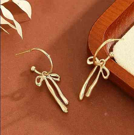 Сережки з бантиком золотого кольору – витончені підвісні Київ