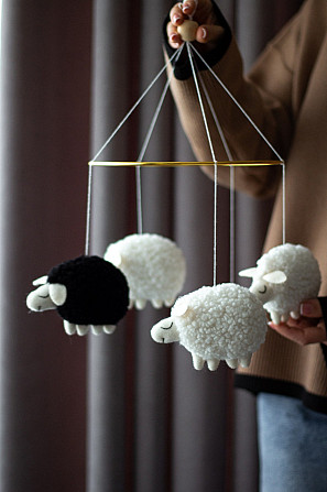 Детский музыкальный мобиль на кроватку для младенцев WooolyWool «Барашки» с 35 мелодиями Киев - изображение 1