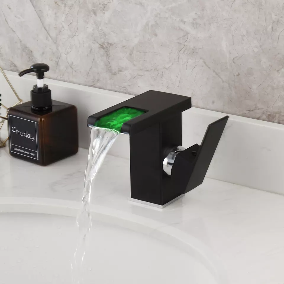 Змішувач дизайнерський для умивальника з чорної латуні з водоспадом, змішувач для раковини з підсвічуванням Кам'янець-Подільський - фото 5