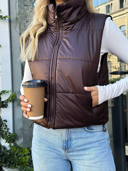 Жіноча утеплена жилетка на блискавці плащівка лак на синтепоні Шоколад, 46 Одеса - фото 1