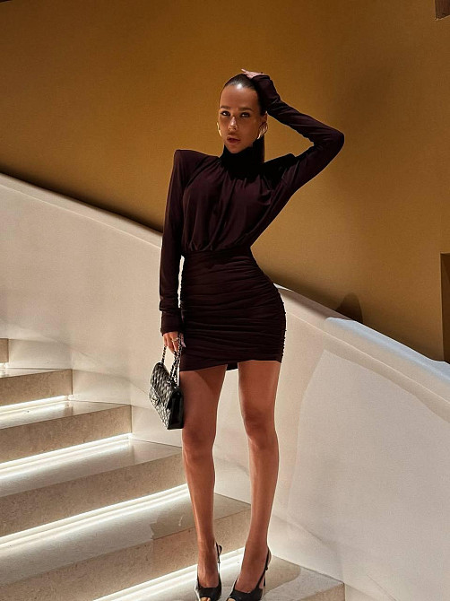Жіноче елегантне вечірнє мініплаття з акцентними плечима та драпіруванням мікродайвінг Шоколад, 42/44 Одеса - фото 3