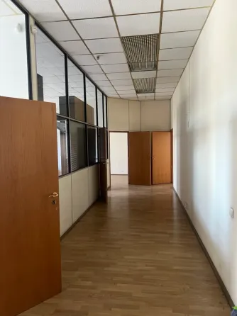 Аренда офиса в центре города, 6 офисов. Просторный, светлый, высокий потолок. Есть место для генератора. Днепр