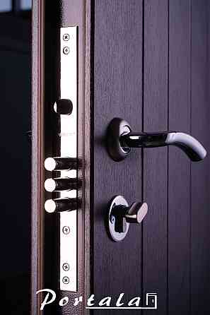 Двери уличные, серия Элегант, модель Нью-Йорк, двухцветная, гнутый профиль, 2 контура уплотнения, 2 замка 850 Киев