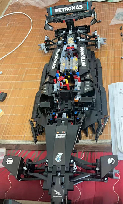 Конструктор машинкаTechnic Mercedes-AMG F1 W14 E Performance в масштабе 1:8 на 1642 деталі болід мерседес чорн Київ - фото 8
