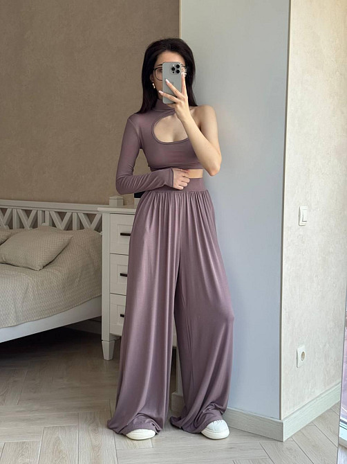 Жіночий стильний костюм-двійка: топ на одне плече та штани турецька віскоза Моко Одеса - фото 3