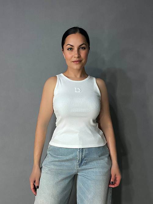 Майка женская A-N 27035 в рубчик с вышивкой буквы D пайетками, белый, one size Киев - изображение 16