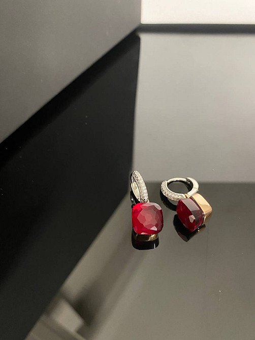Помелато/Pomellato сережки посрібнення з одним квадратним каменем кольору бордо та дрібними цирконами по колу Одеса - фото 3